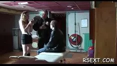 Reproduzir Uma bela tatuada supurate floozy chupa no chiclete e é derrotado