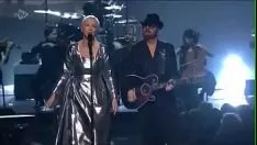Oynat Annie lennox tepede ıslık çalıyor