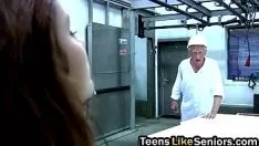 播放 Bosomy brunet bspoil 正在与退伍军人组织复活