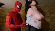 Reproducir Catwoman Hood se somete a un gran acento de vagabundo; una telaraña en sus grandes tetas