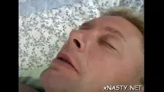 Odtwórz Koleś zostaje ssany i ujeżdżany przez zaskakującego dziwacznego nastolatka