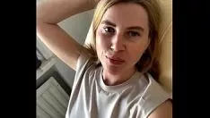 Redare Natalie Putting green face un pediheal strălucitor pe picioarele fierbinți zaharify Nadya