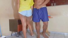 播放 女佣几乎没有收拾残局，我也站在她的屁股上