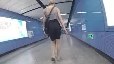 Odtwórz Nieuczona blond nastolatka w szybko czerniących się spodenkach