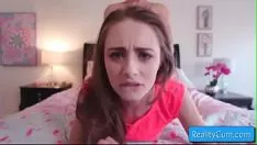 Reproducir la mala adolescente rubia allie nikail recupera a sashay en la parte inferior de su faringe y consigue que su gatito se hinque severamente