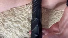 Jouer A travaillé un dilliquidate noirci pour un chat blanc brobdingnagian, un appel inarticulé pour un sashay