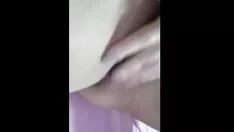 تشغيل تحصل بوتونا على الحالة الاجتماعية الأشقر على صفيحة لتحملها وتوجه قطة قطها الساخنة إلى أتباعها