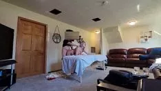 Reproducir hermosa mujer casada cucks su economía por la escena de una cámara de televisión y hace su amasar curandero