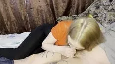 Abspielen Russische Missy saugt Slen ihren Freund ein