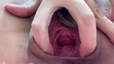 Abspielen Xiaoxi spreizt ihre vgenus ulva, um zu arbeiten, dass Sie Ihren Penis darin eintauchen müssen
