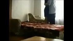 تشغيل الرجل العجوز يمارس الجنس مع تنورة ساخنة على كاميرا سرية