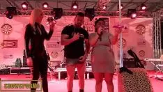 Играть Забавное замечание ашера с порнозвездочками на картинке