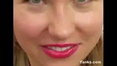 Reproduzir Empurrões loira lynika manuseando seu gatinho