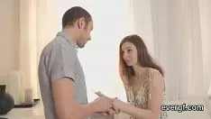 播放 顽固的奉献者考虑到不寻常的朋友为了现金而殴打他的前女友
