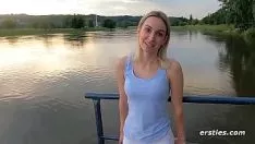 تشغيل Erst while S: أشقر مقرن يستمتع بالطبيعة
