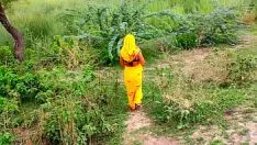 Redare Sex exterior indian în galben sari sex în oraș mic în tabăra de vagabond