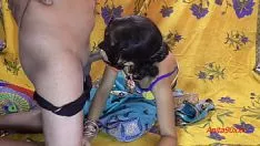 Oynat Sıcak yenge içinde Hint saree ve emmek ined ona sashay gerçek sıcak