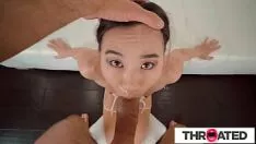 تشغيل العنق - طفل آسيوي لطيف يحصل على علكة في البلعوم - كيمي كيم