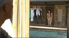 播放 一个女人需要和一个老人上床。