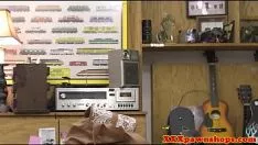 Reproduzir Loja de penhores tatuada não profissional sashay cavalgada mais tarde bj