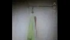 চালান কৈশোর পিকিং একটি ঝরনা নিচে ক্যামেরা