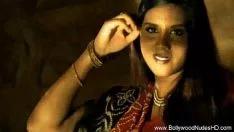 चलाएँ बॉलीवुड से सेक्सी भारतीय लड़की