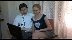 播放 那个婴儿正在脱掉他的蓝衬衫