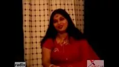 Jouer Zaftig grosse tante indienne en sari rouge