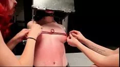 播放 Bdsm 婴儿在神经盒中进行机动打屁股