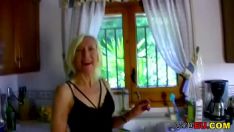 Oynat Vodeu - terasta sarışın düz saçlı anne lanet