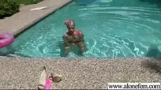 Putar Missy nonprofessional bertanduk sendirian mendapatkan mainan dildo dalam rekaman video hole-out-11