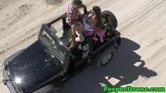 Abspielen Drohne zwitschert über Sex im Landrover