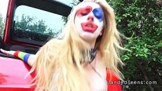 Riproduci Clown intorno all'adolescente succhia sashay esterno pov