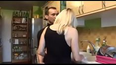 Afspelen 2475570 gehoornde buurman neukt vreemdgaande getrouwde vrouw in het aangrenzende huis