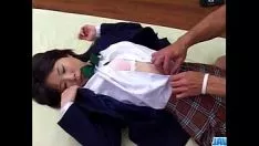 Abspielen Nana Kurosaki betreibt Thaumaturgie mit ihrer glatthaarigen Katze