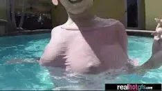 Riproduci Calda ragazza non professionale si sculaccia in un'impressionante vista sessuale trot-12