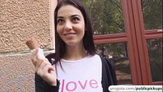 Играть Джессика Эдмонд Мэлоун щелкает вертелом вокруг вкусного мороженого и сосет сашей на корме