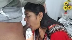 चलाएँ कामुक सौतेली माँ मेरा लंड चूसती है, मैं अपनी जीभ उसकी चूत में डालता हूँ और मैं उसे बहुत जोर से चोदता हूँ!