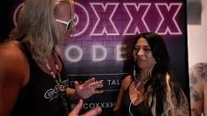 Oynat Mia mor'un miami exxxotica 2022'de coxxx modeller standında röportajı