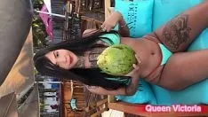 Putar Ratu victoria di pantai dan mengendarai penis buatan