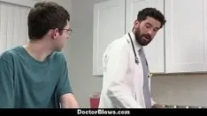 播放 医生给病人注射他自己的荷尔蒙蛋白——doctorblows