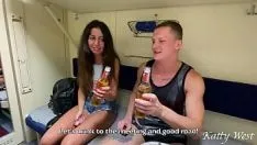 Afspelen Ik pikte een meisje op van het treinstation en neukte haar in de trein - openbaar trio