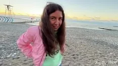 播放 在海滩上遇见一个女孩并邀请她在淋浴间发生性关系