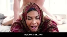 Redare Hijabfamily - sora vitregă arabă în hijab se pregătește pentru căsătoria aranjată - maya farrell