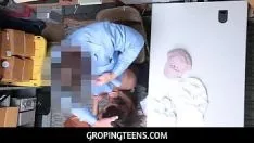 播放 Gropingteens - 剃光青少年商店扒手被令人毛骨悚然的警卫性交