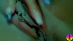 Play Single putting the sex toy in the aggressive anal