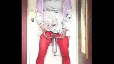 播放 变装娘娘腔不会停止吞下自己的尿液，除非他先吞下你的一些尿液