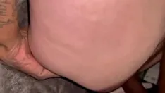 Jouer Un beau-père noir oblige sa belle-fille de 18 ans à coucher avec lui, je lui ai dit de ne pas jouir en moi mais il l'a quand même fait