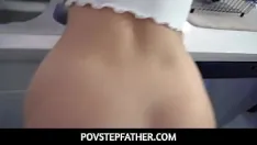 Redare Povstepfather - fiica vitregă blondă excitată suge și călărește penisul tatălui ei vitreg - nella jones