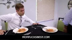Reproduzir Momfucksbest - esses caras compartilham dakota queima a boca e a buceta adolescente